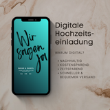 Produktbild einer digitalen Hochzeitseinladung als Save-the-Date E-Card auf einem Smartphone mit grünem Farbverlauf. Auf dem Display steht der handgeschriebene Schriftzug „Wir sagen Ja“, darunter die Namen des Brautpaares und das Hochzeitsdatum. Rechts neben dem Smartphone befinden sich erklärende Texte zur digitalen Hochzeitseinladung mit Vorteilen wie nachhaltig, kostensparend, zeitsparend sowie schneller und bequemer Versand.