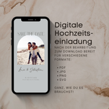 Digitale Save-the-Date Hochzeitseinladung auf einem Smartphone, präsentiert auf hellem Marmordesign. Auf dem Display eine personalisierbare Save-the-Date E-Card mit Paarfoto am Strand, den Namen „Lena & Sebastian“ und dem Hochzeitsdatum. Rechts daneben Text mit Infos zu digitaler Hochzeitseinladung: Download nach Bearbeitung, Formate PDF, JPG, PNG und SVG, ideal für Versand per E-Mail oder WhatsApp.