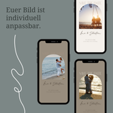 Übersicht mehrerer Smartphones mit digitalen Save-the-Date-Hochzeitskarten in unterschiedlichen Designs. Jede Karte zeigt ein individuelles Paarfoto am Strand, mit variierenden Bildausschnitten, Farben und Layouts. Text im Bild: „Euer Bild ist individuell anpassbar“. Darstellung betont die Personalisierbarkeit von Foto und Design der digitalen Save-the-Date E-Card für Hochzeiten.